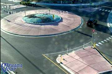 West 4th St @ Woodland Roundabout live camera view