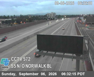 I-5 : (572) N/O Norwalk Blvd live camera view
