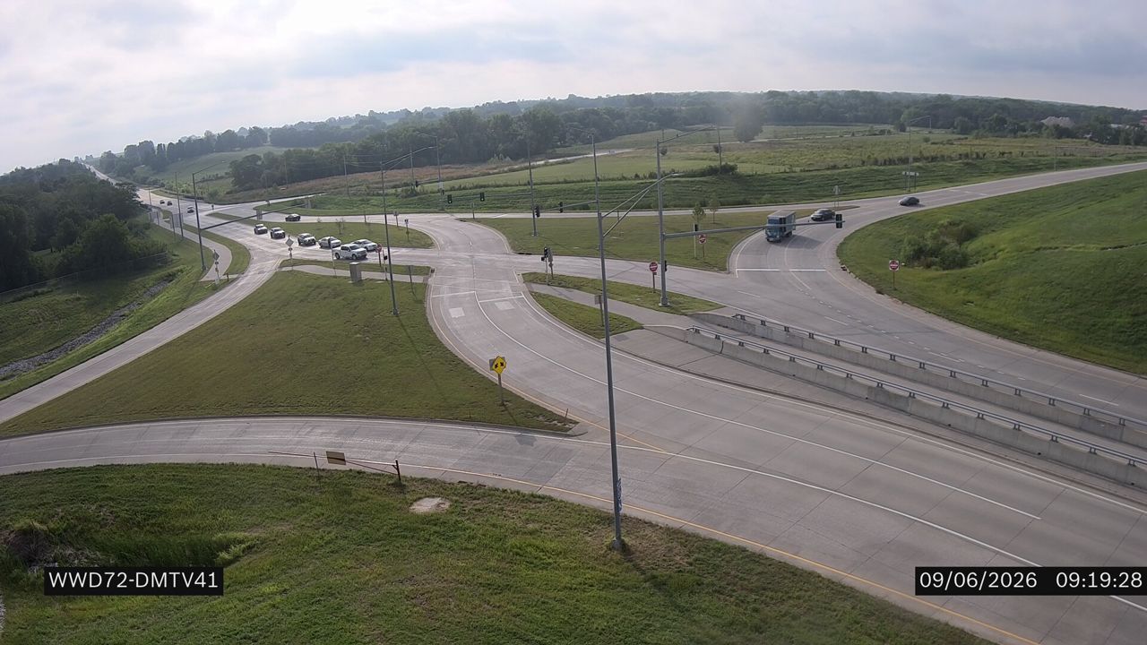 I-35 @ MM 92.6 (1st St - Ankeny) live camera view