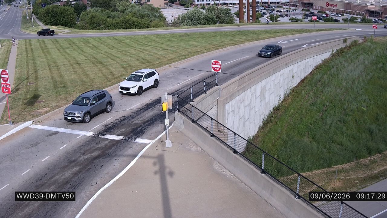 I-35 @ MM 70.4 (Mills Civic Pkwy) live camera view