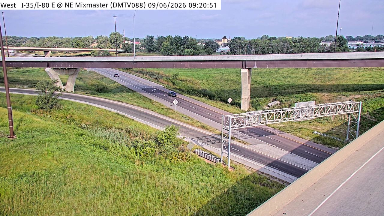 I-35 @ MM 86.8 (SB Exit to I-80 WB - East Mix) live camera view