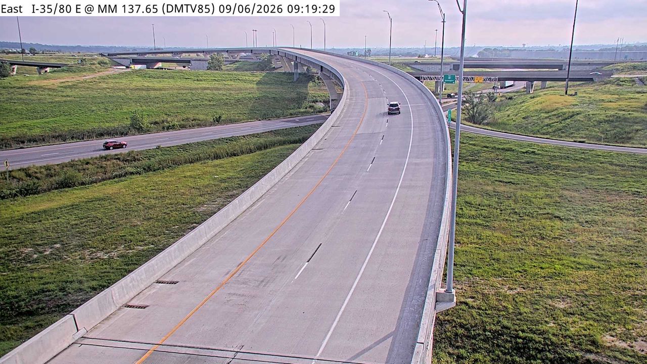 I-35/80 @ MM 137.3 (EB Exit to I-35 NB Split - East Mix) live camera view