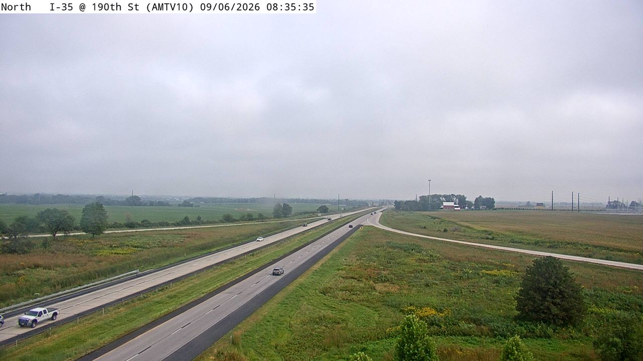 I-35 @ MM 116.6 (E 190th St) live camera view