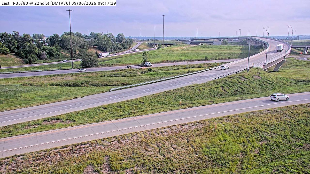 I-35/80 @ MM 137.2 (22nd St - East Mix) live camera view