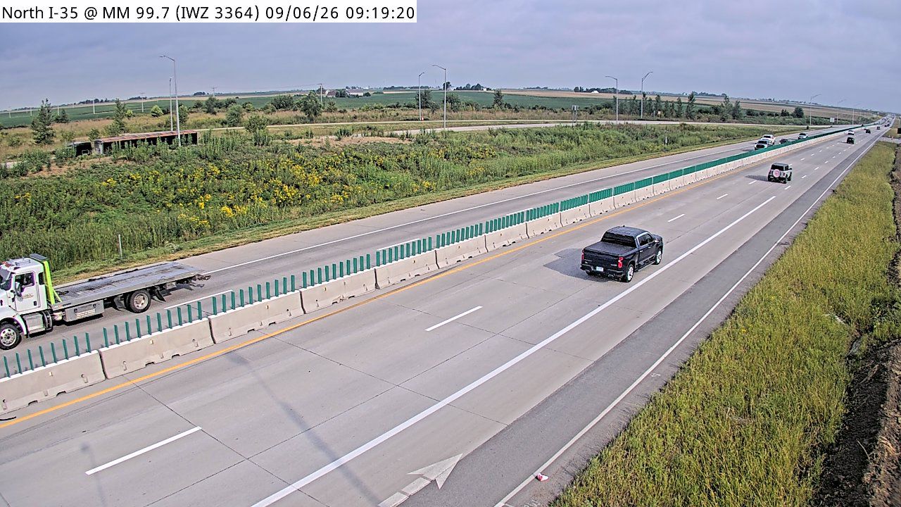 I-35 @ MM 100.3 (IWZ 3364) live camera view