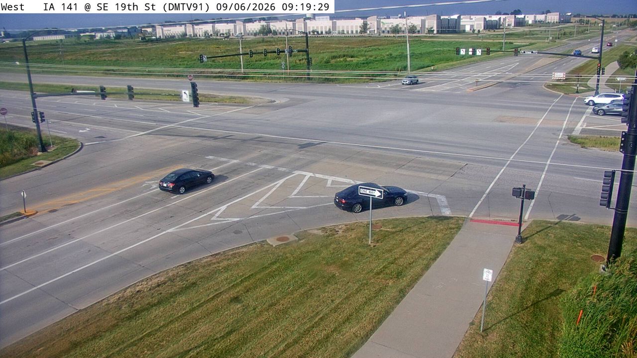 IA 141 @ MM 153.6 (SE 19th St) live camera view