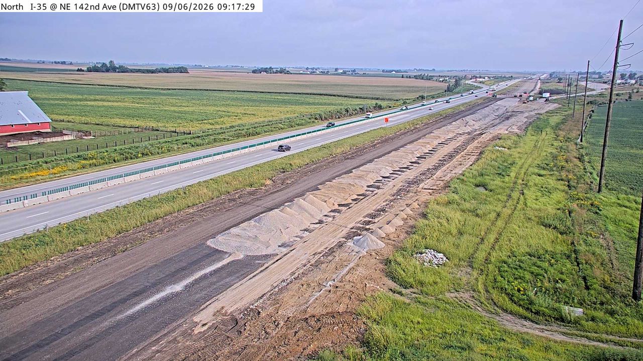 I-35 @ MM 98.8 (NE 142nd Ave) live camera view