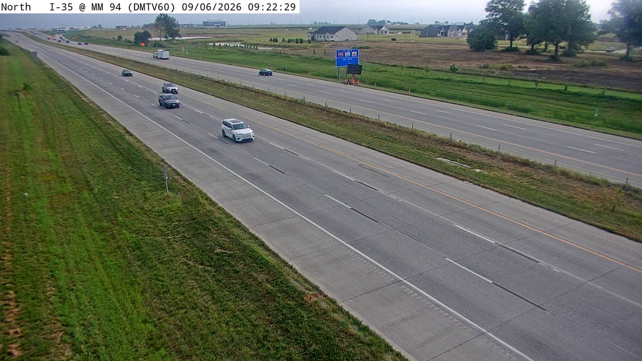 I-35 @ MM 93.9 (S of NE 36th St) live camera view