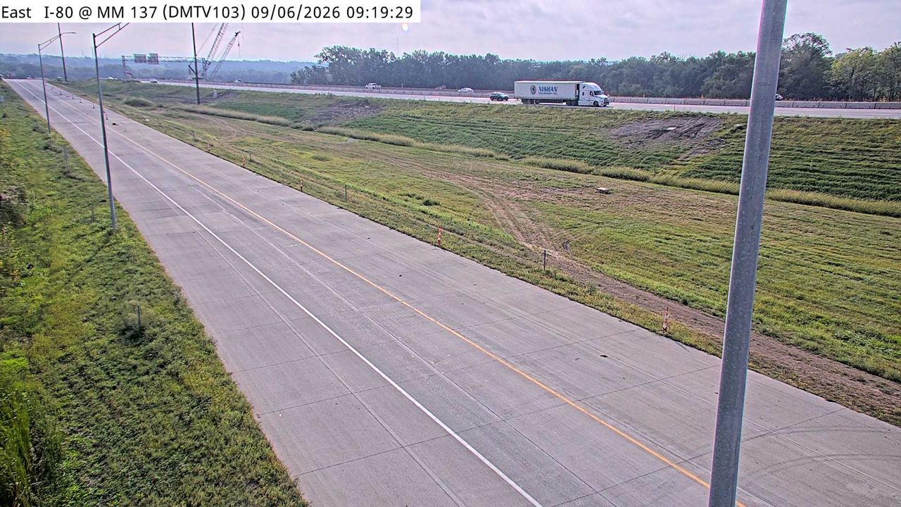 I-80 @ MM 137.8 (WB Exit to I-35 NB - East Mix) live camera view