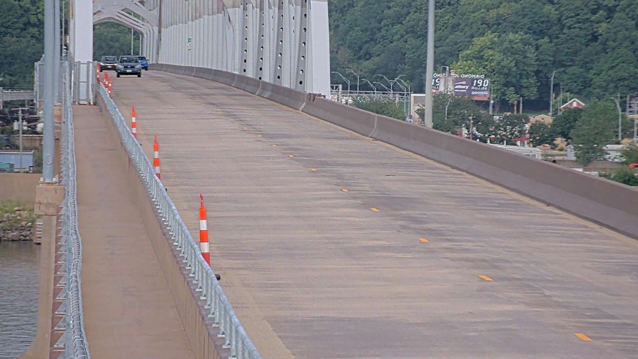 US 20 @ MM 300.3 (E Mississippi River Bridge - West) live camera view