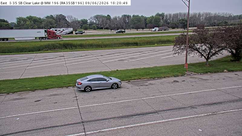 Parking Only: I-35 SB MM 196 near Clear Lk live camera view