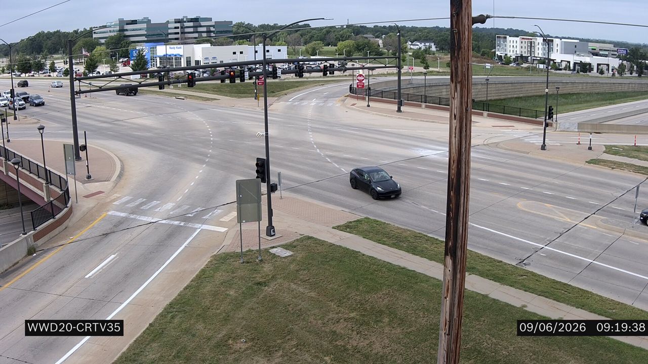 IA 100 @ MM 7.9 (Edgewood Rd NE Intersection) live camera view