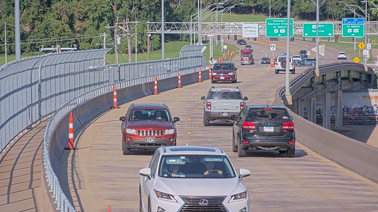 US 20 @ MM 300.1 (W Mississippi River Bridge - West) live camera view