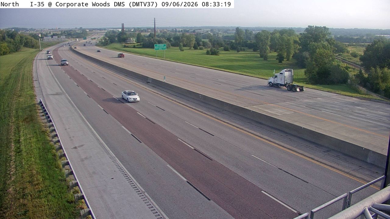 I-35 @ MM 88.3 (Corporate Woods DMS) live camera view