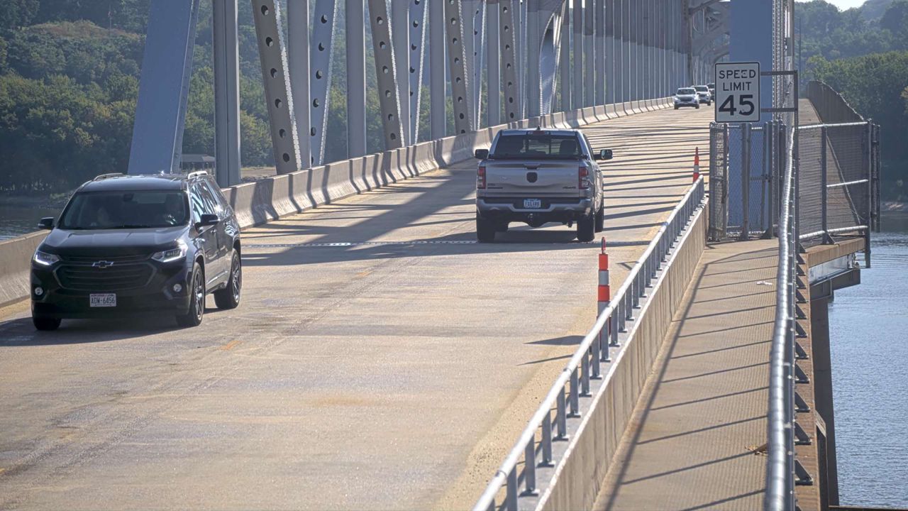 US 20 @ MM 300.1 (W Mississippi River Bridge - East) live camera view