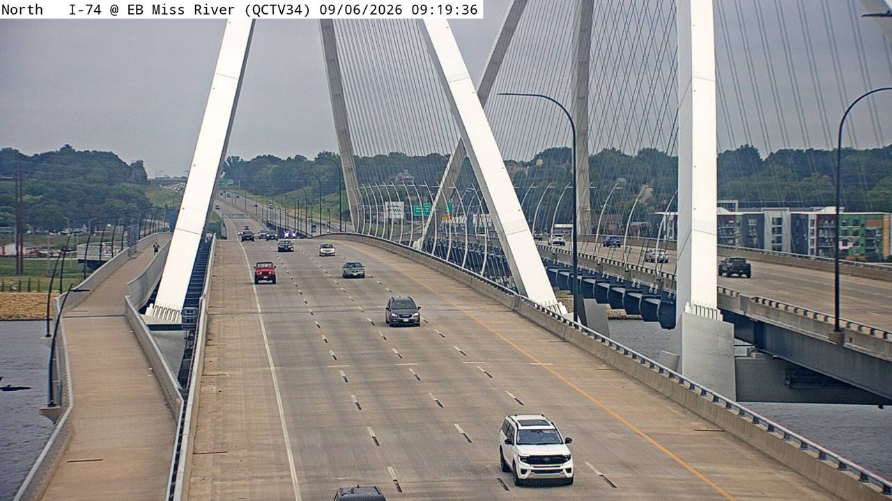 I-74 @ MM 5.4 (EB Mississippi River) live camera view