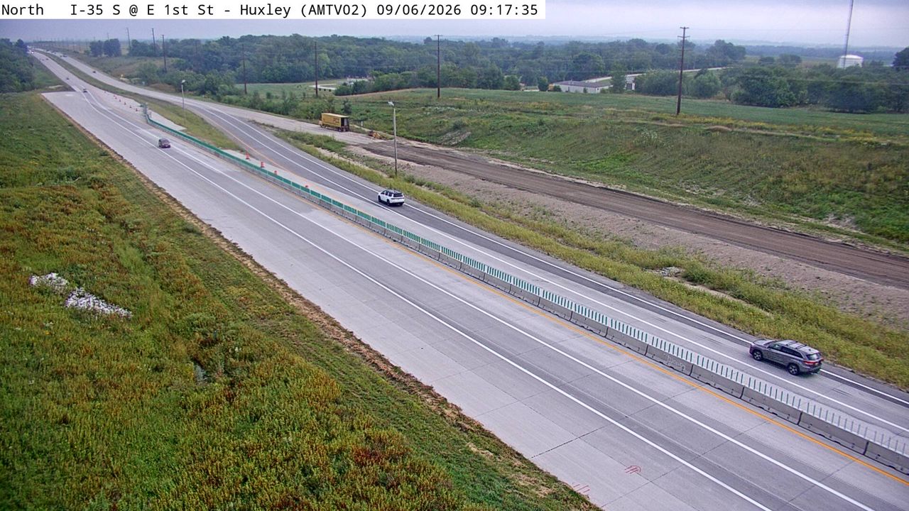 I-35 @ MM 104.3 (E 1st St - Huxley) live camera view