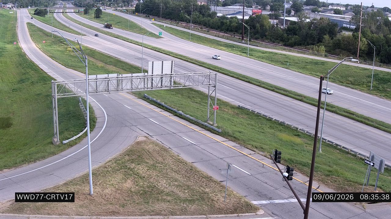 IA 100 @ MM 9 (I-380) live camera view