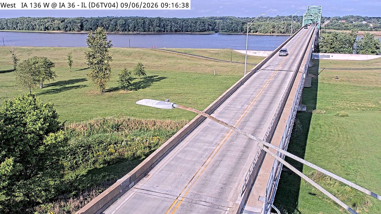 IA 136 @ MM 0 (Mississippi River - IL) live camera view