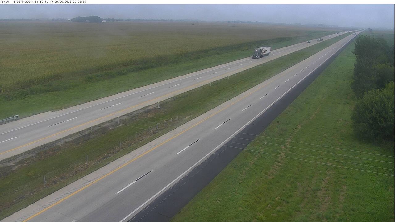 I-35 @ MM 136 (300th St) live camera view