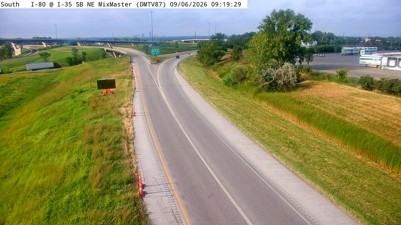 I-35 @ MM 87.2 (I-35 SB Exits to I-80 Split - East Mix) live camera view