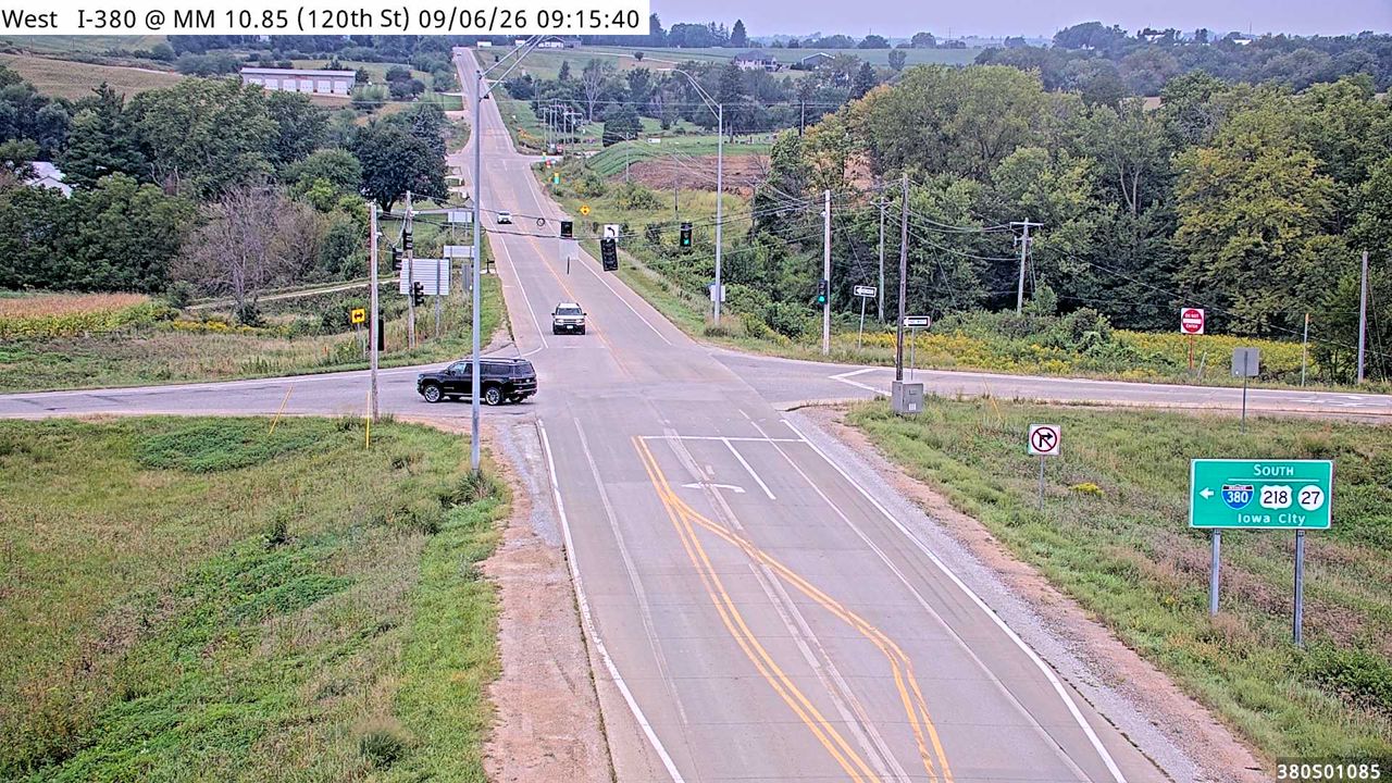 I-380 @ MM 10.85 (120th St)(IWZ380S01085) live camera view