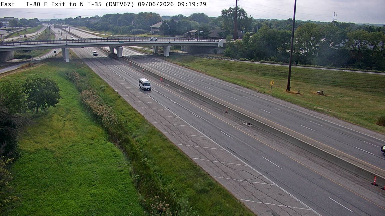 I-80 @ MM 123.3 (EB Exit to N I-35 - West Mix) live camera view