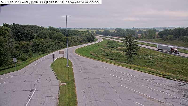 Parking Only: I-35 SB MM 119 near Story City live camera view