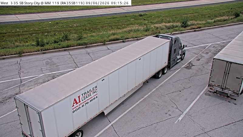 Parking Only: I-35 SB MM 119 near Story City live camera view