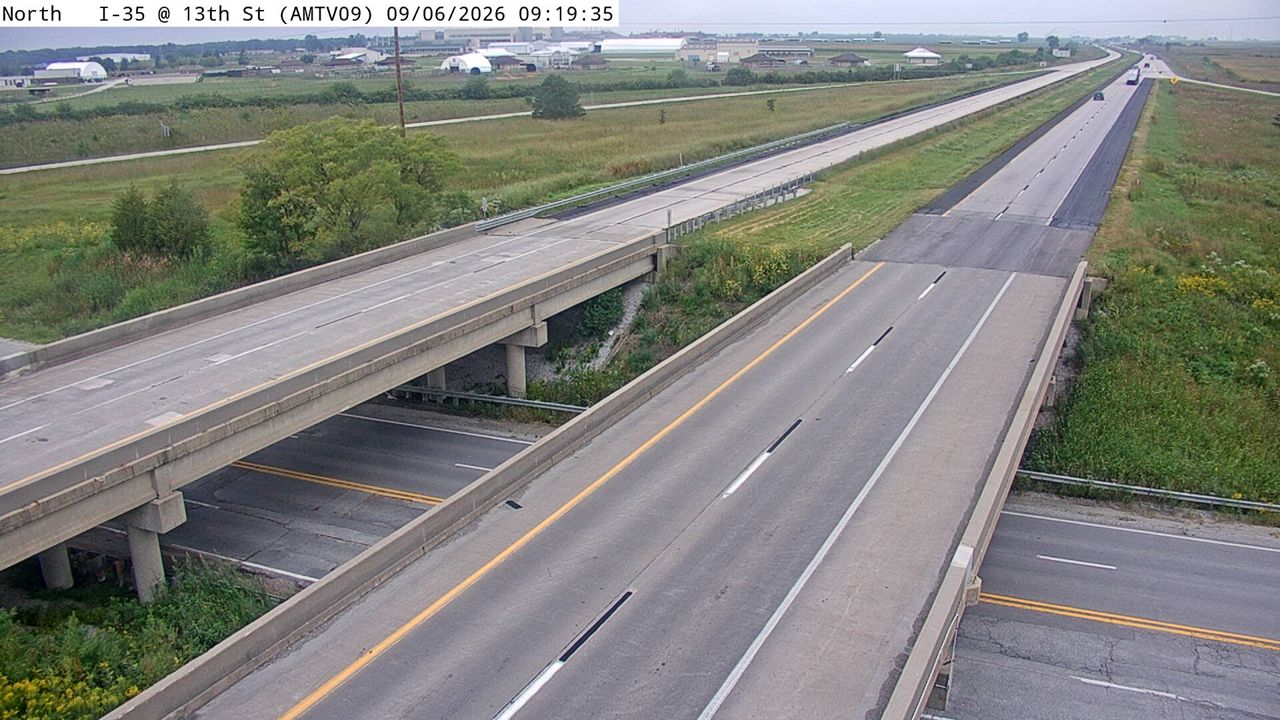 I-35 @ MM 113.6 (E 13th St) live camera view