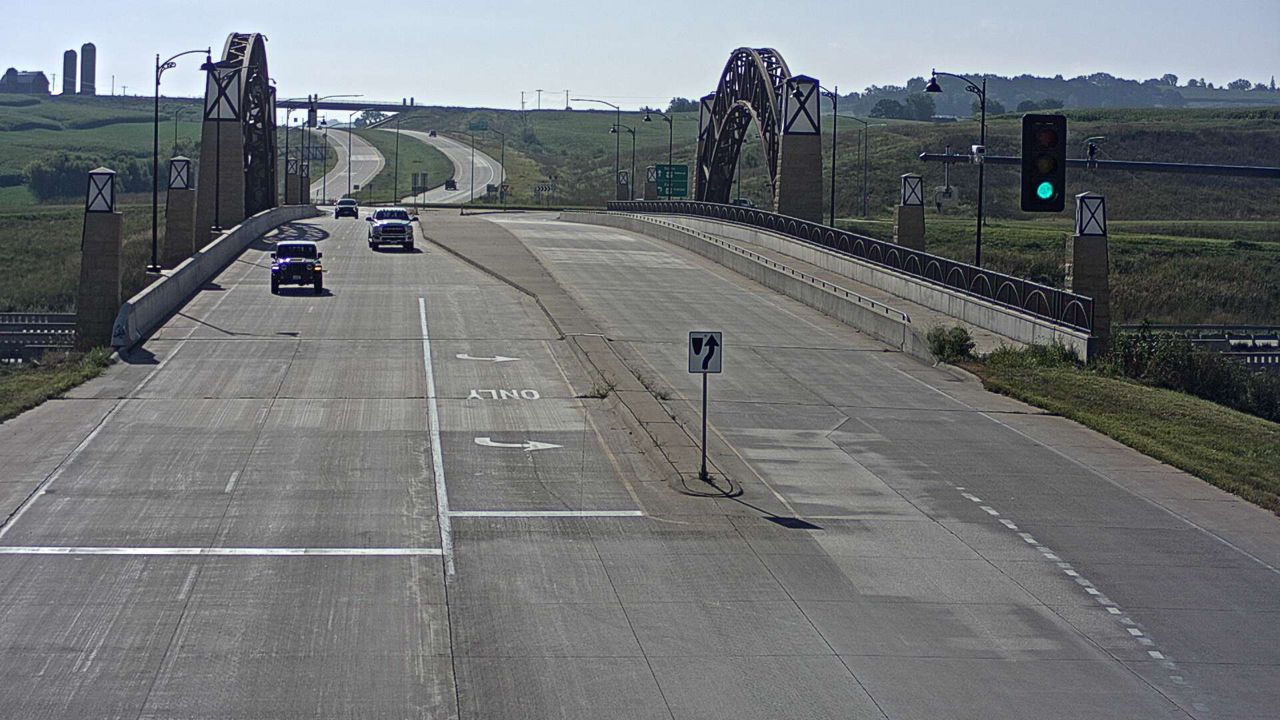 US 20 @ MM 294.3 (SW Arterial Bridge - East) live camera view