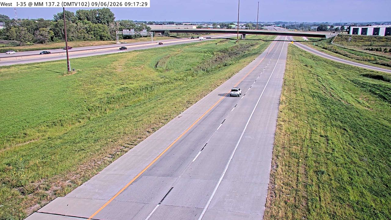 I-35/80 @ MM 137.2 (EB Exit to I-35 NB - East Mix) live camera view