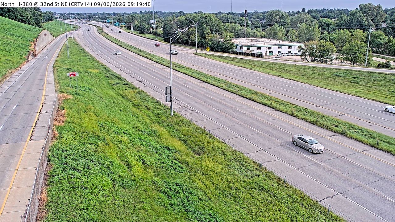 I-380 @ MM 22.7 (32nd St NE) live camera view