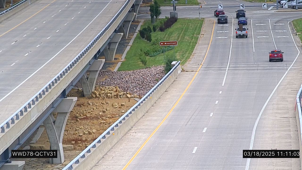 I-74 @ MM 4.9 (N end of WB Bridge) live camera view