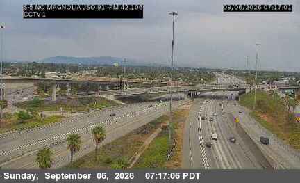 I-5 : (1) North of Magnolia Avenue (South Of SR-91) live camera view
